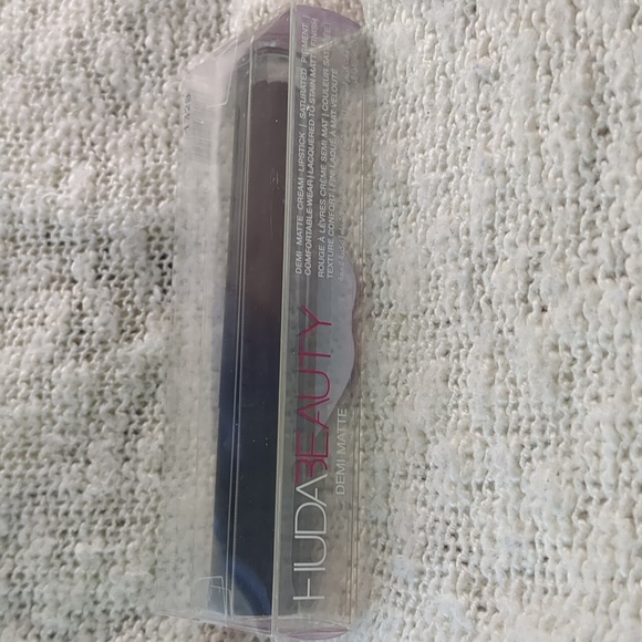 HUDA BEAUTY Demi Matte Cream Liquid Lipstick in Bawse, 3.6ml/0.12fl oz - Picture 5 of 10